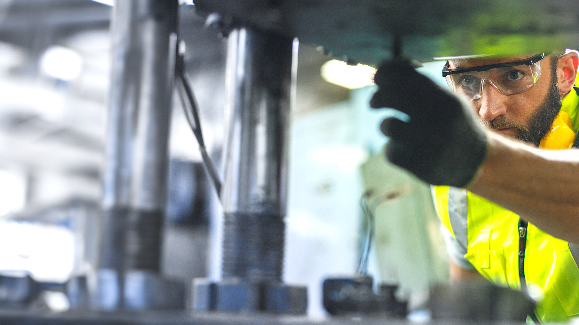 Industriemechaniker prüft etwas